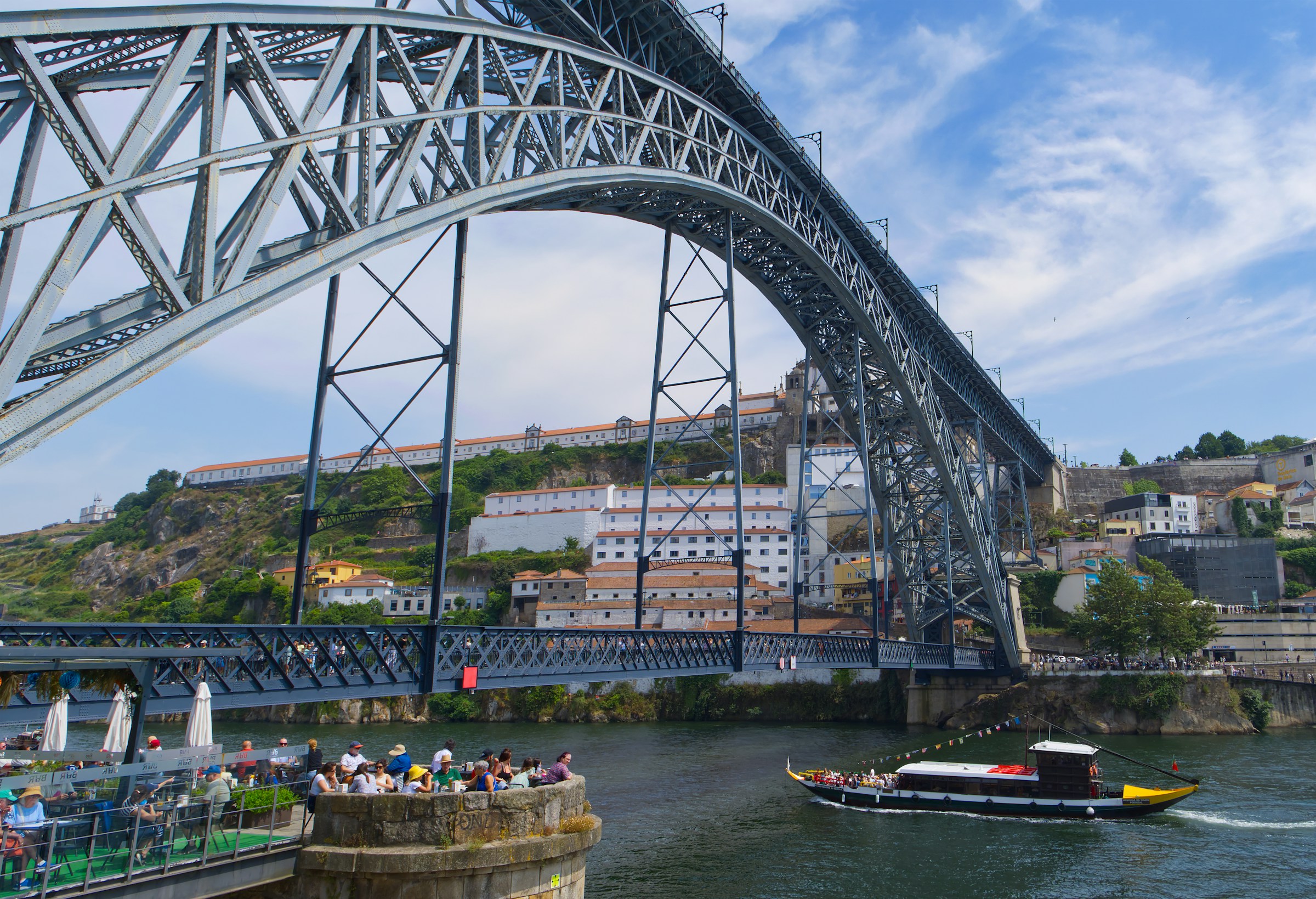 Vista panorâmica sobre o Porto e o rio Douro ao entardecer